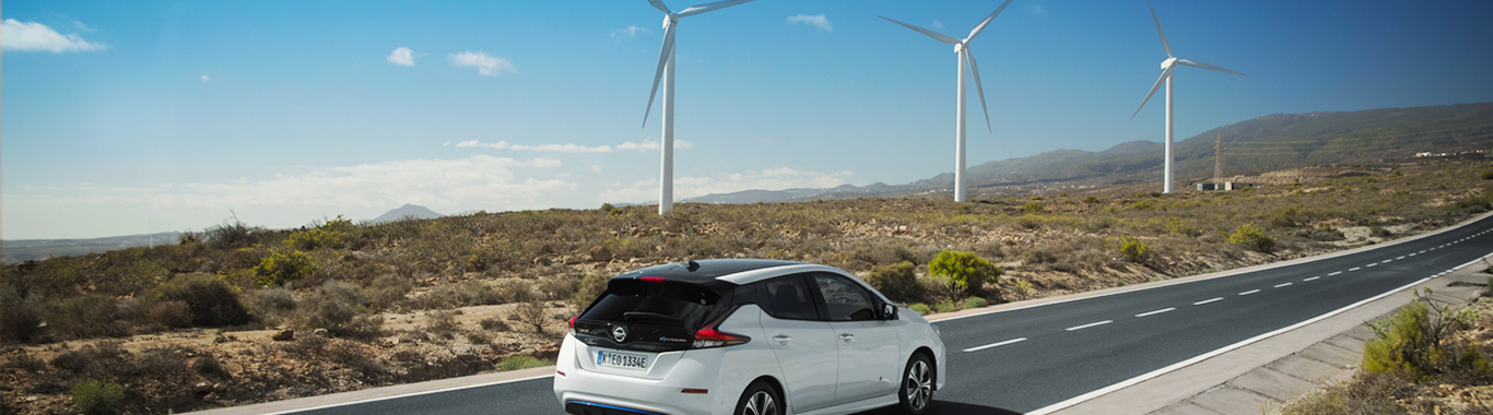 行駛在馬路上的日產(chǎn)汽車圖